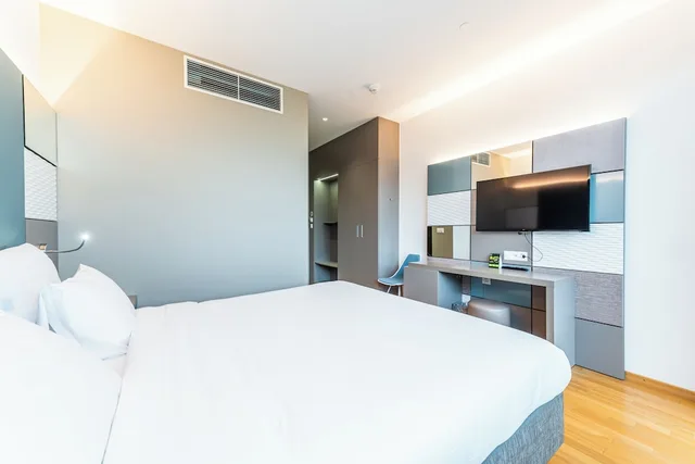 غرفة كومفورت بسرير كوين، B&B Hotel Lausanne Crissier 1/4