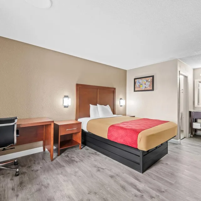 Room, Queen Bed, Exterior Entrance, Econo Lodge Kannapolis - Concord 1/10