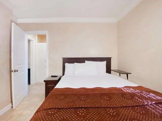 جناح متصل بسريرين كوين مع أريكة، Nite Inn 2/7
