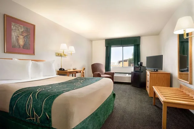 غرفة بسرير كوين لذوي الإعاقة، Travelodge By Wyndham Cheyenne 1/2