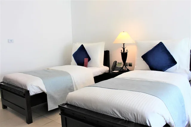 غرفة عائلية بسرير فردي مع أريكة، Movenpick Hotel & Resort Al Bidaa 6/9