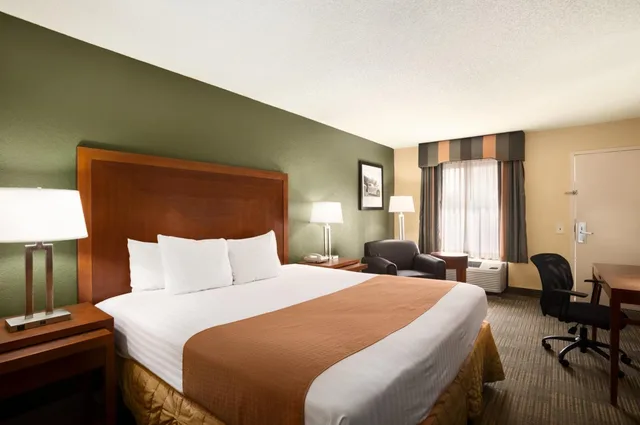غرفة ديلوكس بسرير كينج، Days Inn By Wyndham Jacksonville Airport 4/5