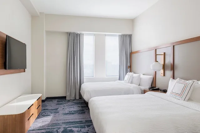 suite, multiple beds, corner، Fairfield Inn & Suites By Marriott Des Moines Downtown 1/6