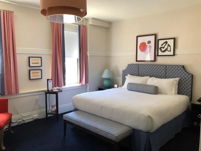 جناح، Hotel Triton 3/5