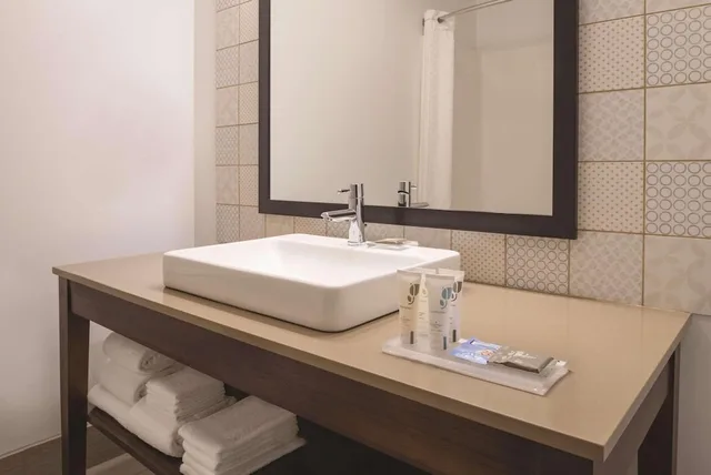 Studio, Suite, Queen Bed, Sofa, Country Inn & Suites by Radisson, Galena, IL 1/2