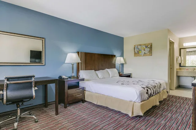 Room, King Bed, Accessible, Econo Lodge Inn & Suites Enid South 4/10