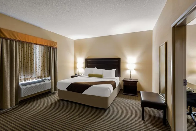 جناح بسرير كينج بغرفة نوم واحدة مع أريكة، Best Western Sunrise Inn and Suites 1/8