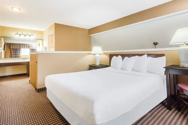 جناح بسرير كينج وسرير كوين بغرفة نوم واحدة، Hawthorn Suites By Wyndham Columbus North 1/3