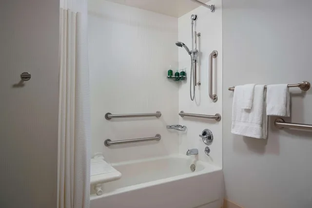 غرفة بسرير كينج مع أريكة بحوض استحمام لذوي الإعاقة، Sonesta Select Newport Middletown 6/6
