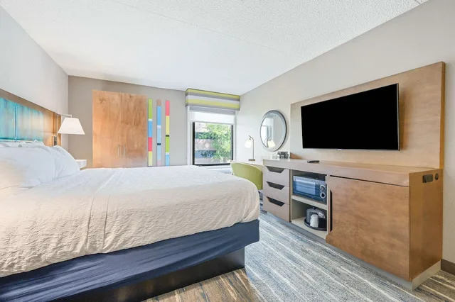غرفة بسرير كينج مع أريكة، Hampton Inn St. Louis - Westport 4/9