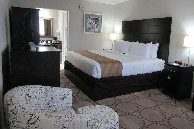 غرفة بسرير كينج بإطلالة على البحيرة، Quality Inn & Suites Kissimmee near Main Gate 8/10