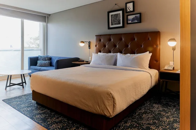 غرفة سوبيريور بسرير كينج بإطلالة على المدينة مع أريكة، Four Points By Sheraton Mexico City Colonia Roma 3/10