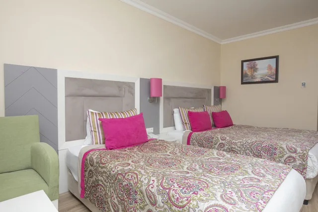 غرفة قياسية بسرير مزدوج وسرير فردي بإطلالة على البحر، Orange County Belek 6/10