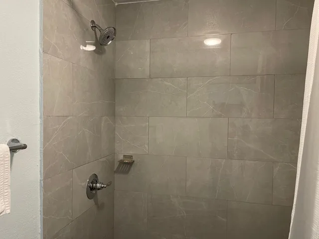 جناح، Motel6 Troy, OH 5/7
