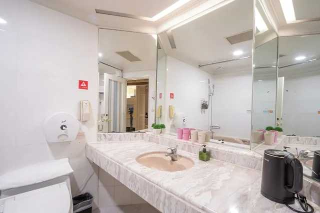 Classic, Quadruple, 2 Queen Beds, No Window، F Hotel Taichung Lichia Royal Garden 6/6