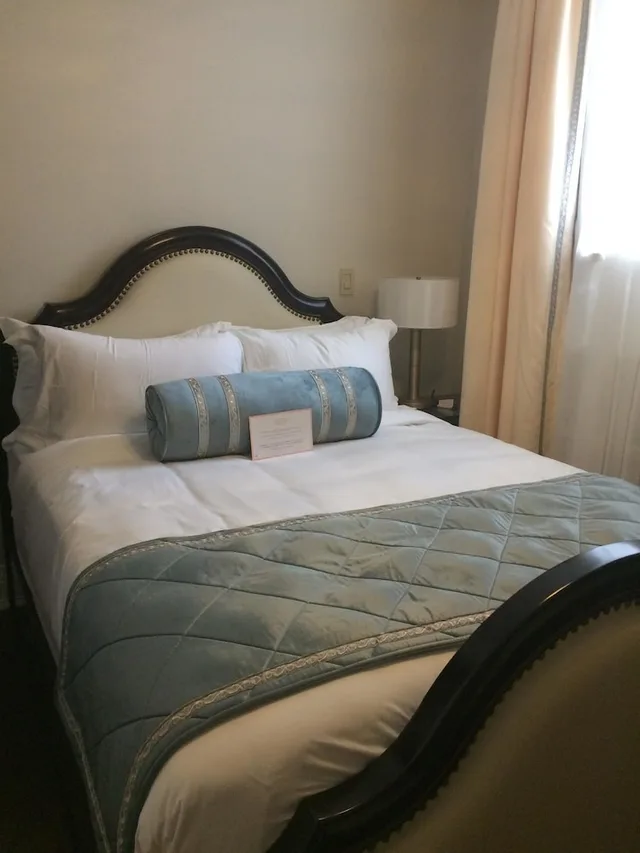 غرفة بسرير كينج وسرير كوين وسرير كوين في طابق منخفض، The Sydney Boutique Inn 1/2