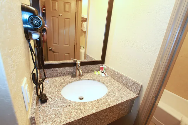 غرفة قياسية بسرير كوين، Travel Inn and Suites Flemington 5/7