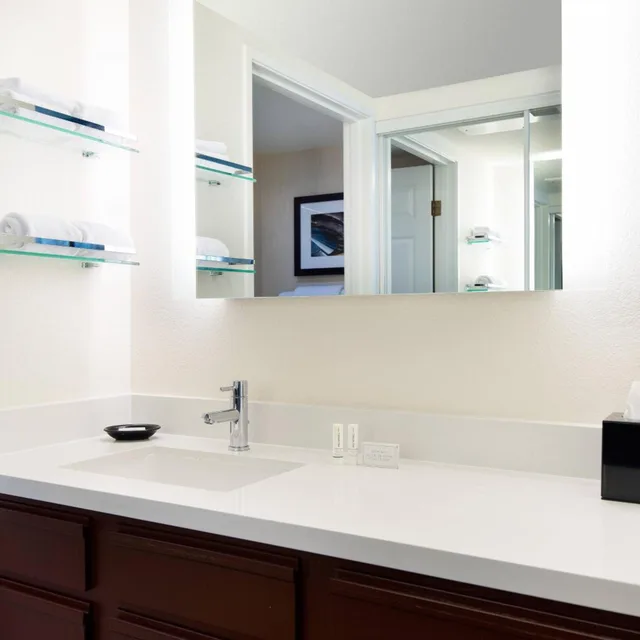 جناح استوديو بسرير كوين مع أريكة بحوض استحمام لذوي الإعاقة، Residence Inn Las Vegas Hughes Center 2/6