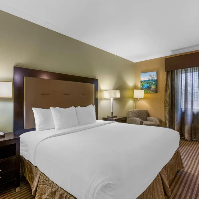جناح جونيور، Royal Sun Inn & Suites 2/5