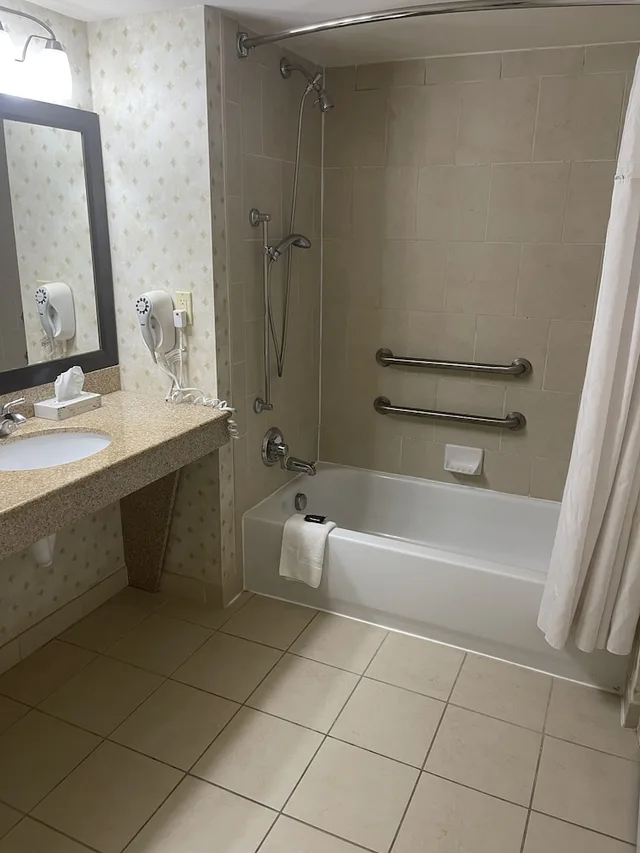 غرفة بزنس بسريرين كوين لذوي الإعاقة، Wingate by Wyndham Southport 6/6