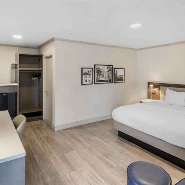 Room, King Bed, Bathtub, Best Western Plus Executive Suites 4/10