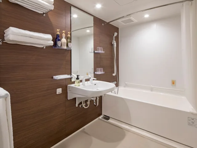 غرفة بسريرين منفصلين مع سرير سحّاب إضافي مع أريكة لذوي الإعاقة، Hotel Mystays Midosuji Honmachi 3/3