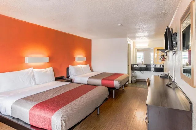 2 Full Beds - Non-Smoking، Motel6 Kalamazoo, MI 8/10