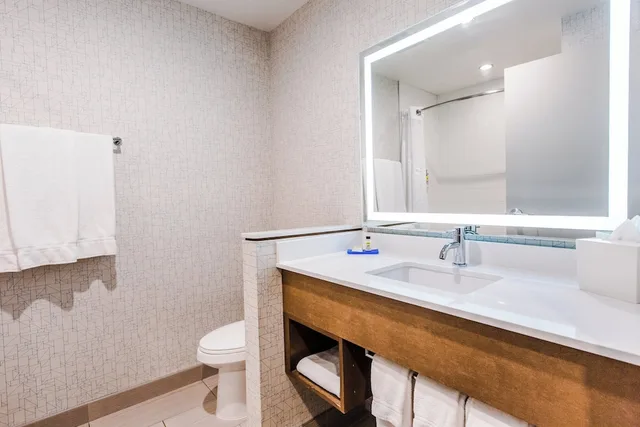 جناح بسريرين كوين مع أريكة، HOLIDAY INN EXPRESS & SUITES WEST EDMONTON-MALL AREA 5/7