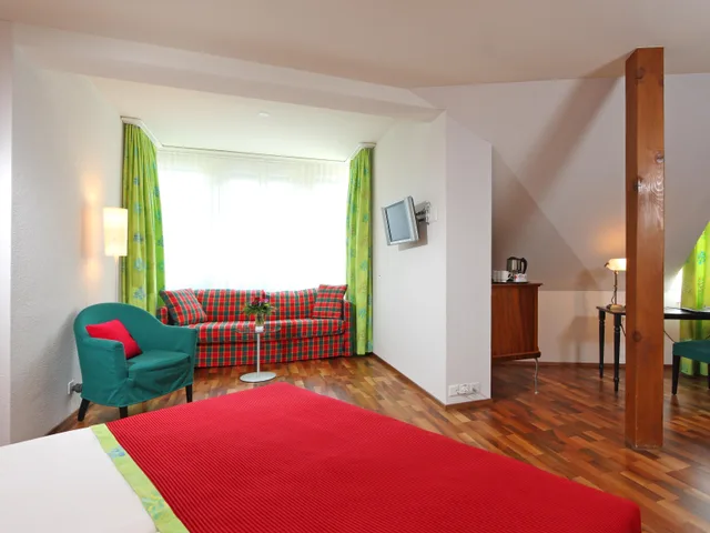 جناح جونيور، WALDSTAETTERHOF 2/6