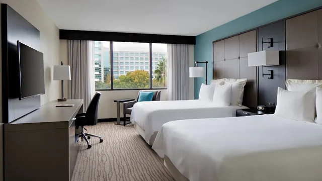 Concierge, Club, 2 Queen Beds، Houston Marriott Westchase 1/8