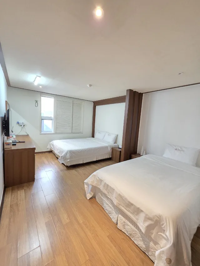 غرفة ديلوكس بسريرين منفصلين وسرير كينج وسرير فردي، Hotel Orange 2/2