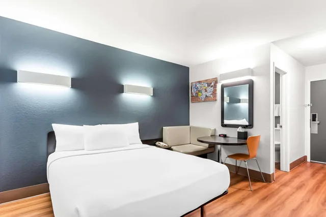 غرفة بسرير كوين، Econo Lodge Idaho Falls, ID 3/4