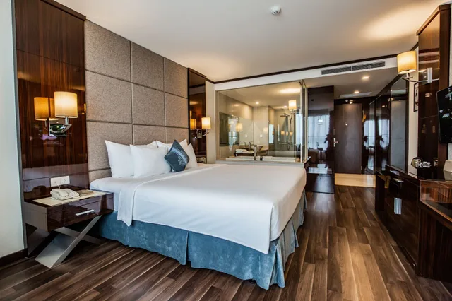 Deluxe, King Bed, Bay View، Central Luxury Ha Long Hotel 3/4