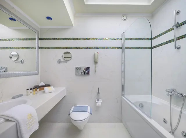 غرفة قياسية بإطلالة جزئية على البحر، Atrium Palace Thalasso Spa Resort and Villas 4/4