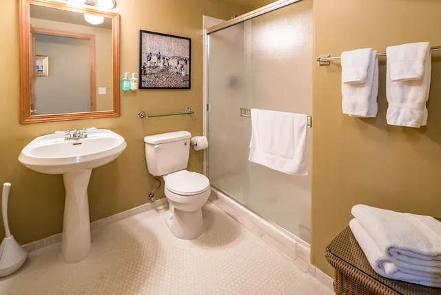 غرفة بسرير كينج بحوض جاكوزي، Camano Island Inn 8/9