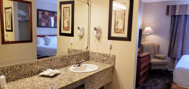 Deluxe, Suite, King Bed, Travelodge By Wyndham Stony Plain 5/8
