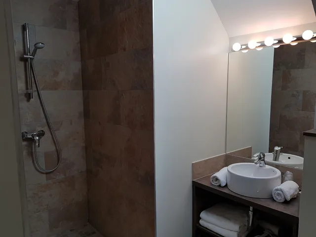 Suite, 1 Queen and 1 Single Bed, Hotel Au Bon Coin 2/2