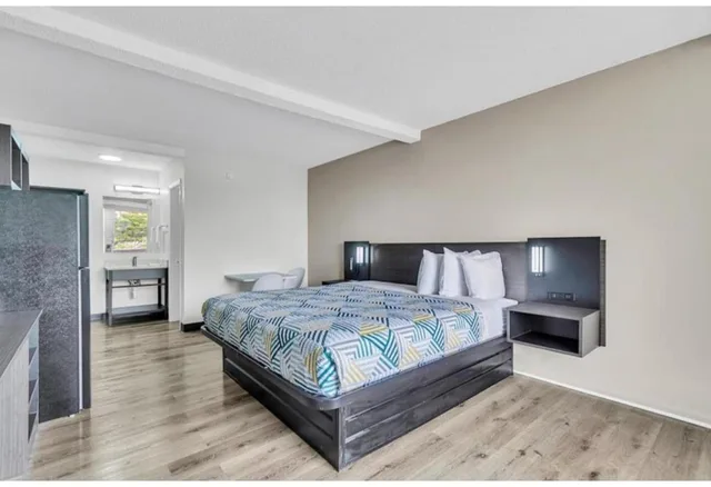 غرفة بسرير كينج لغير المدخنين بمطبخ، Studio 6 Extended Stay - Summerville, SC - Charleston 1/10