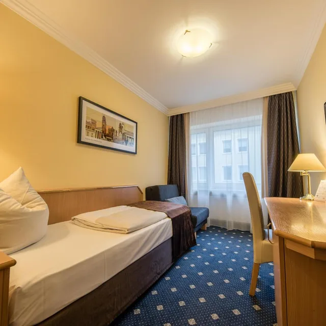 غرفة مفردة، Hotel Royal 2/12