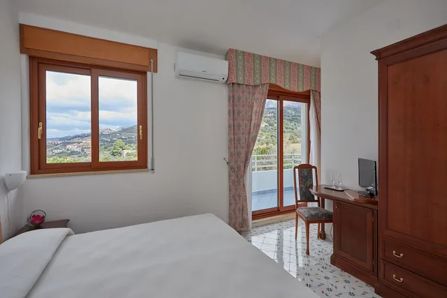 غرفة بسرير مزدوج بإطلالة على البحر، Club Residence la Castellana 1/10