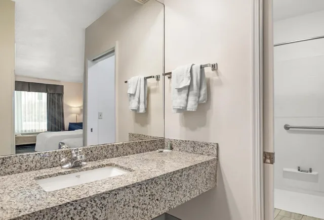 غرفة قياسية بسرير كينج لذوي الإعاقة، Best Western Navarre Waterfront 1/1