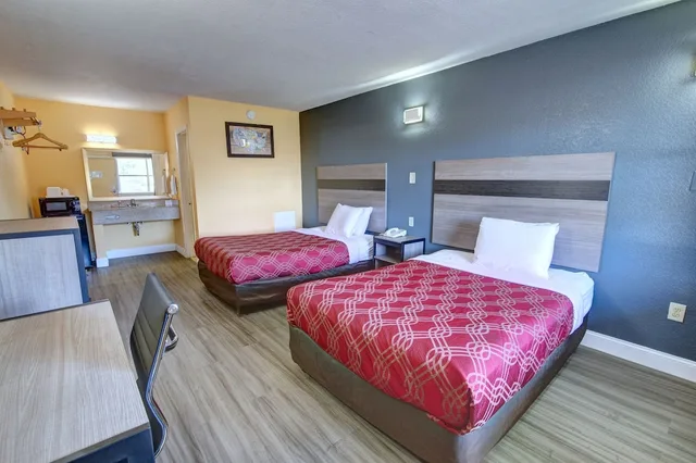 غرفة قياسية بسريرين مزدوجين للمدخنين، Econo Lodge at Military Circle 2/3