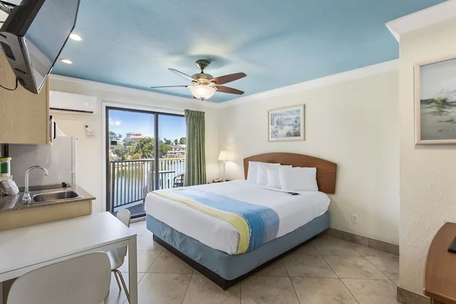 Suite, Queen Bed, Bay Front, Balcony، Bayview Plaza Waterfront Resort 2/4