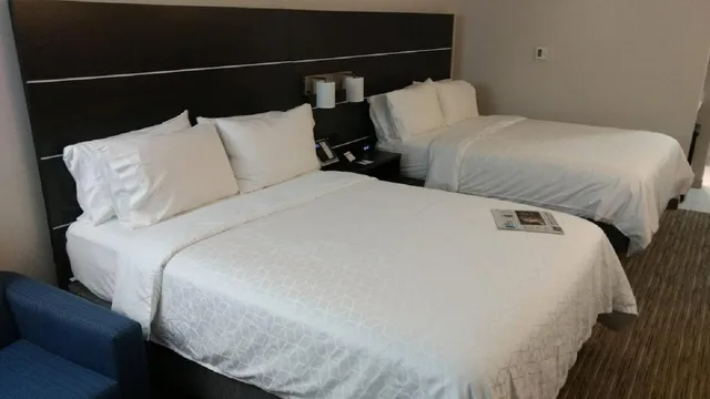جناح بسرير كوين، Holiday Inn Express and Suites Bensenville OHare 3/4