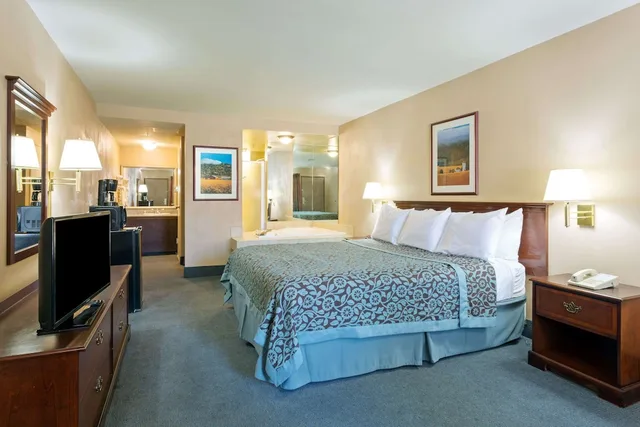 غرفة قياسية بسرير كينج، Days Inn by Wyndham Fontana / Rialto 2/10