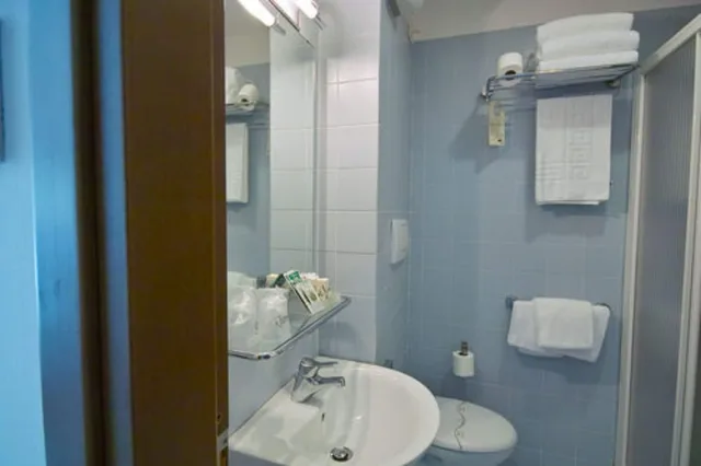 غرفة ثلاثية بشرفة بإطلالة جزئية على البحر، Hotel Approdo 8/10