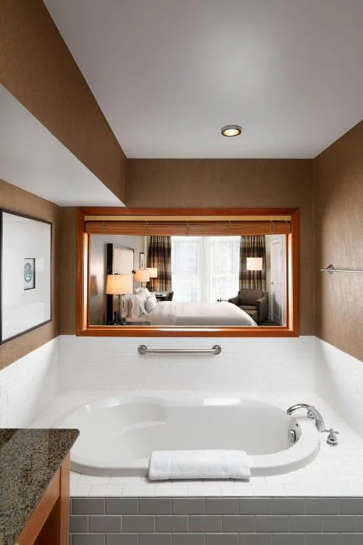 1 Bedroom, Presidential, Suite, King Bed, Golf Course View, Sofa, Jetted Tub, Balcony، Westin Bear Mountain Golf Resort And Spa 1/2