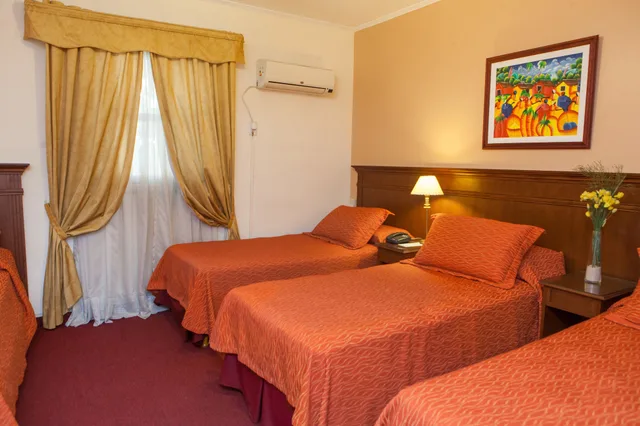 غرفة قياسية رباعية بأربعة أسرّة، Ritz Hotel Mendoza 3/5