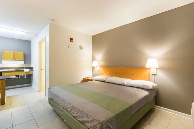 غرفة بسرير كينج، Studio6 Statesboro, GA 1/10
