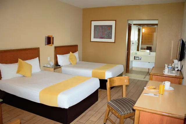 Colonial, 2 Double Beds، Colonial Mexicali 3/5